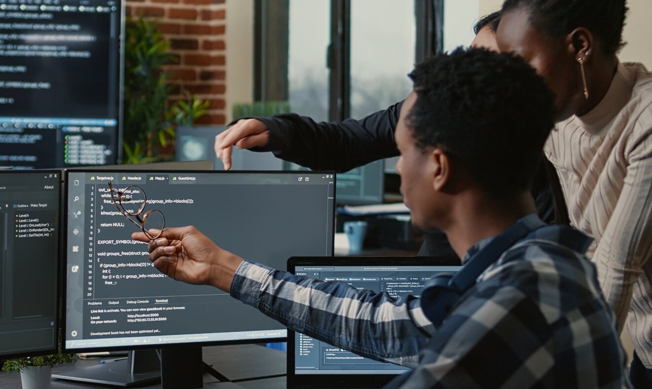 Colleagues-at-screens-and-code