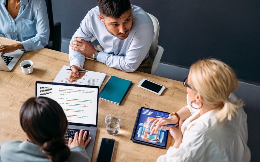 Professionals-discussing-ideas-in-an-office-4