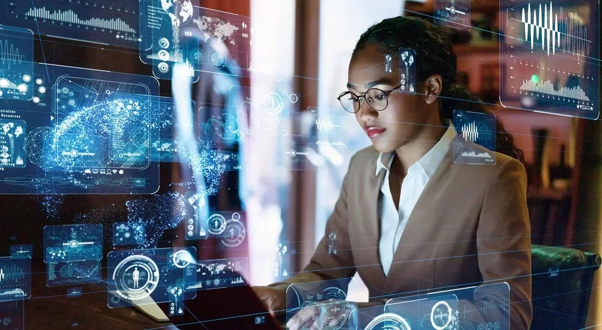 Lady-with-glasses-and-multiple-screens